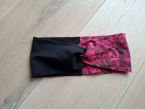 Kahevärviline tumeroosa liblikatega ja must peapael