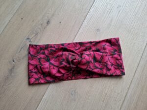 Tumeroosa liblikatega peapael